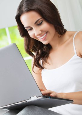 neşeli laptop, evde kullanma