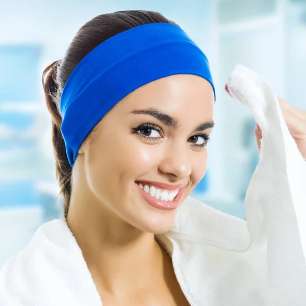 Smiling young woman in fitness wear with towel, at gym — Stock Photo, Image