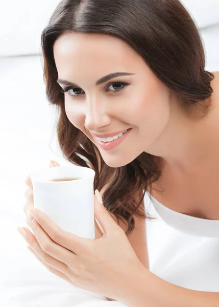 Frau trinkt Kaffee oder Tee, zu Hause — Stockfoto