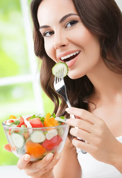 Hermosa mujer comiendo ensalada, interior — Foto de Stock
