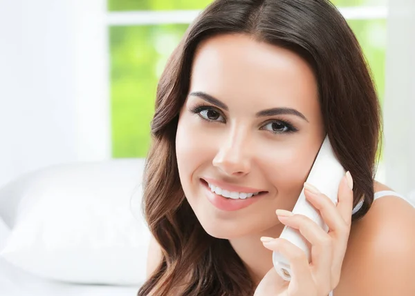 Mujer joven con teléfono, en casa — Foto de Stock