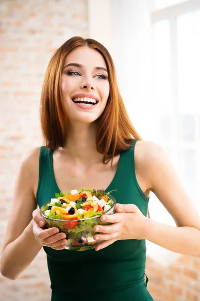 Mulher bonita comendo salada, interior — Fotografia de Stock