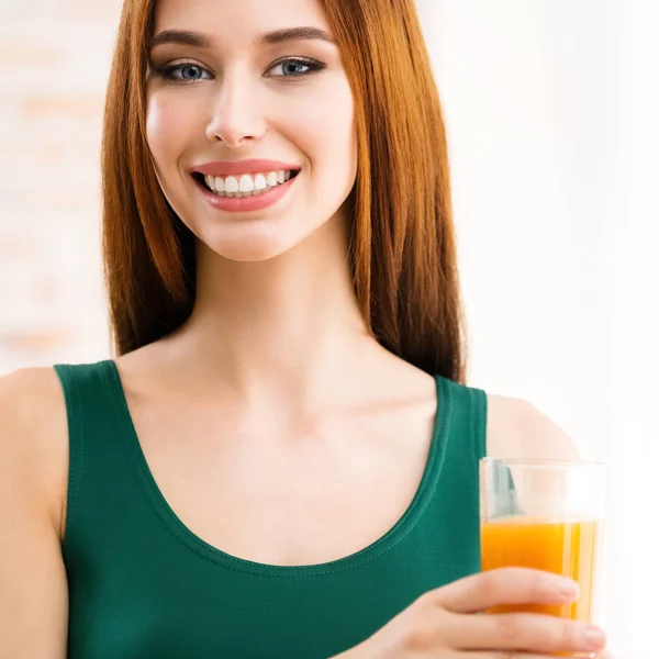 Ευτυχής χαμογελαστοί νεαρή γυναίκα πίνοντας χυμό πορτοκαλιού — Φωτογραφία Αρχείου