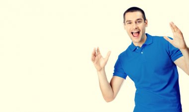 Etkileyici mutlu şaşırmış adam