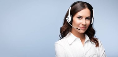 Müşteri Destek kadın telefon işçi, agains gülümseyerek portresi