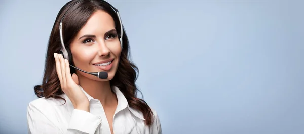 Alegre suporte ao cliente operador de telefone feminino no fone de ouvido — Fotografia de Stock