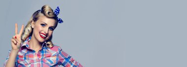 kadın, iki parmak ya da zafer jest, pin-up giyinmiş gösterilen