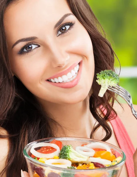Femme souriante heureuse avec salade, extérieur — Photo