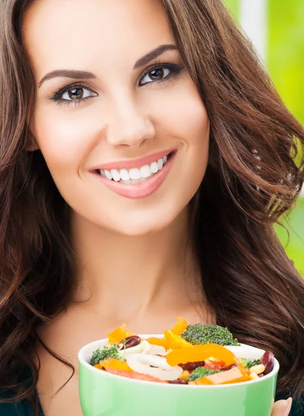 Lächelnde Frau mit Salat, draußen — Stockfoto