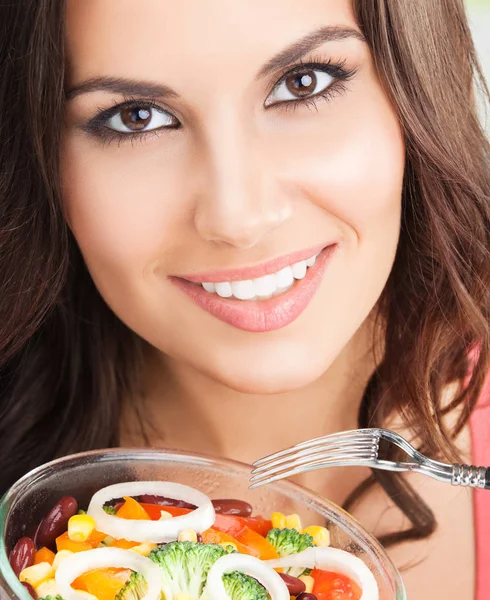 Feliz mujer sonriente con ensalada, al aire libre — Foto de Stock