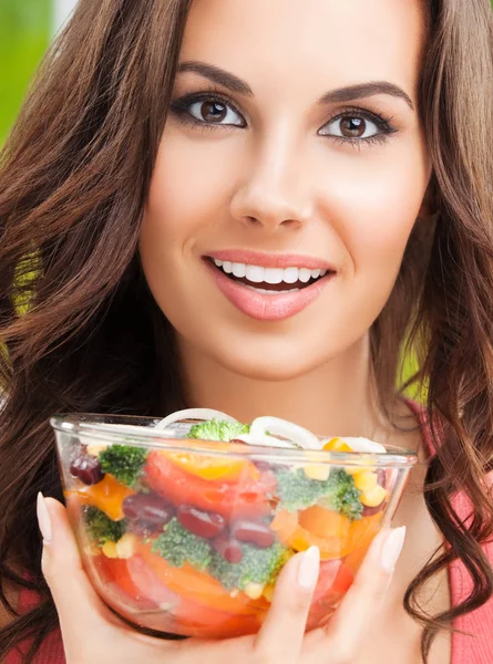 Mulher sorridente feliz com salada, ao ar livre — Fotografia de Stock