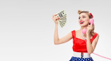 Evet, kadın, para ile pin-up tarzı dres giyinmiş