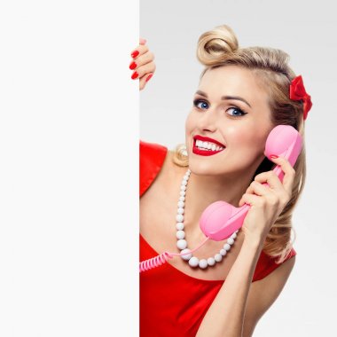 boş tabela gösterilen telefon, pin-up tarzı elbiseli kadınla
