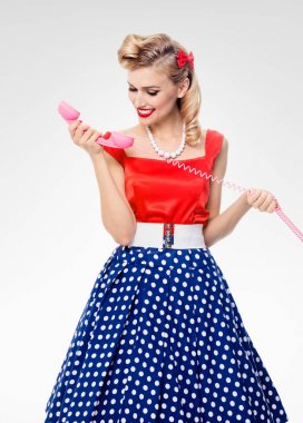gülümseyen kadın ile telefon, pin-up tarzı elbise giymiş