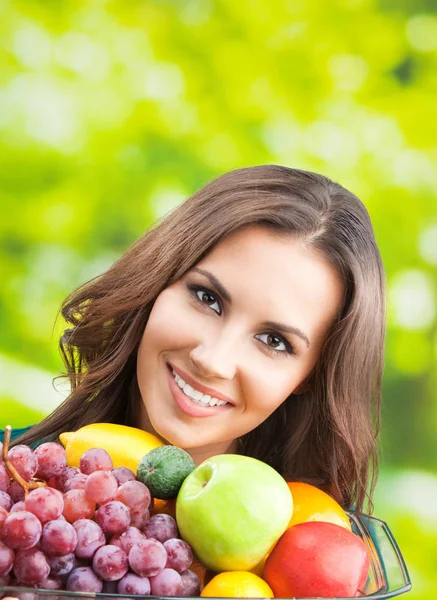 Mujer con plato de frutas, al aire libre —  Fotos de Stock