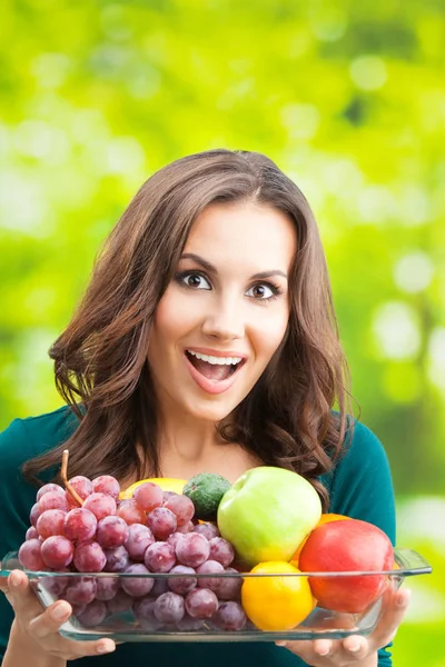 Mujer con plato de frutas, al aire libre — Foto de Stock