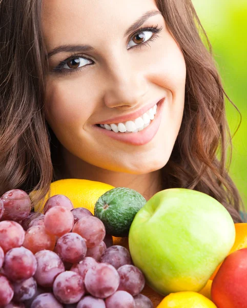 Mulher com prato de frutas, ao ar livre — Fotografia de Stock