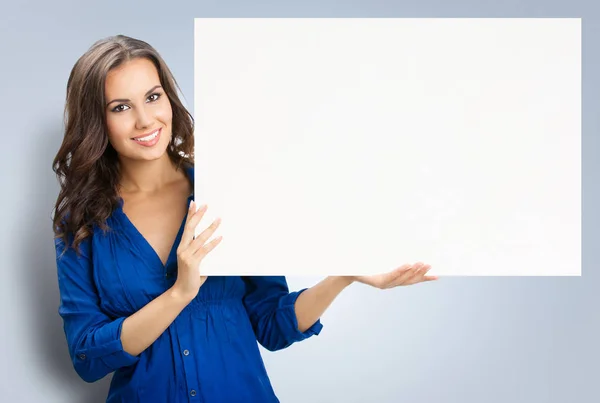 Bela jovem mulher mostrando tabuleta em branco — Fotografia de Stock
