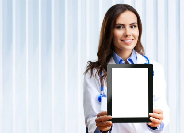Γιατρός που δείχνει κενό tablet pc για copyspace — Φωτογραφία Αρχείου