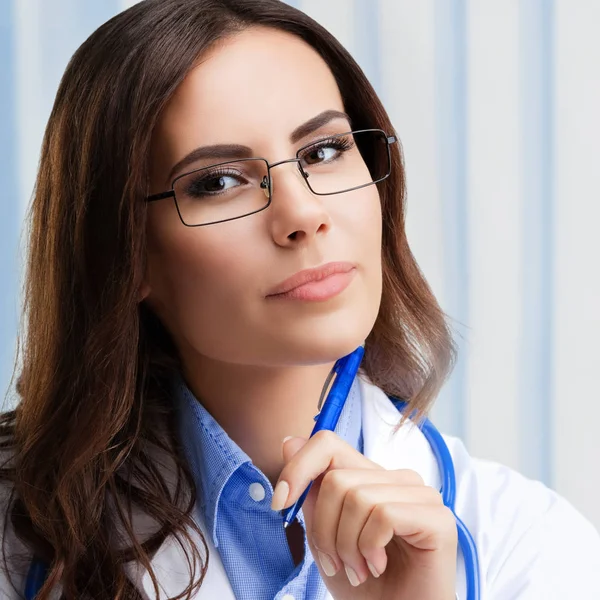 Retrato de pensar médico feminino em óculos — Fotografia de Stock