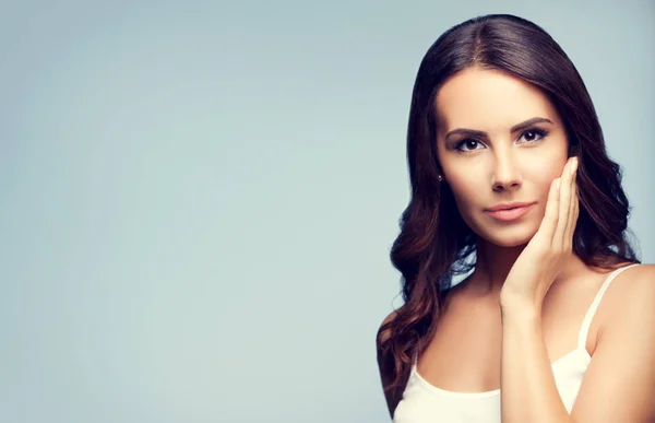 Portrait de jeune femme souriante — Photo