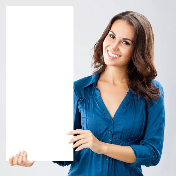 Hermosa mujer joven mostrando letrero en blanco — Foto de Stock