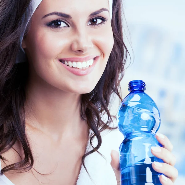 Portrait de jeune femme souriante avec bouteille d'eau — Photo