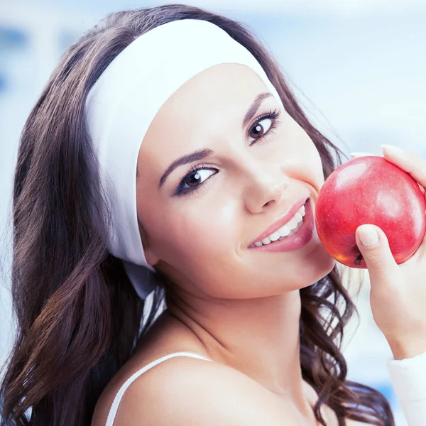 Retrato de joven hermosa mujer con manzana roja —  Fotos de Stock