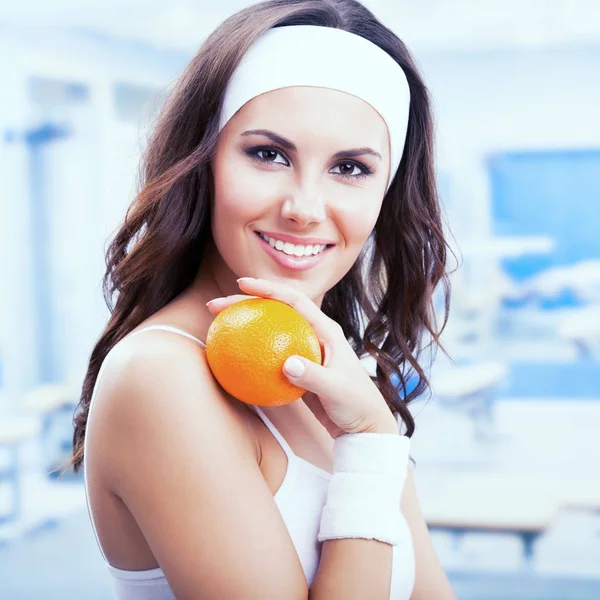 Porträt einer lächelnden jungen Frau mit Orange — Stockfoto