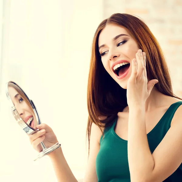 Femeie tânără cu oglindă, în interior — Fotografie, imagine de stoc
