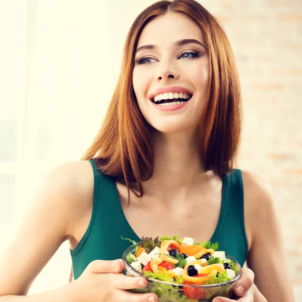 Hermosa joven mujer comiendo ensalada, interior —  Fotos de Stock