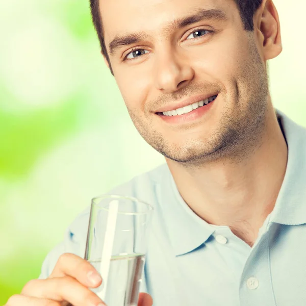 Uomo felice con bicchiere d'acqua, all'aperto — Foto Stock