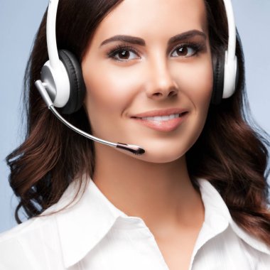 Kadın müşteri destek telefonu operatörü kulaklık