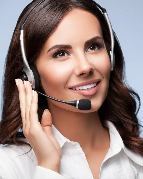 Retrato de suporte alegre operador de telefone feminino no fone de ouvido, um — Fotografia de Stock