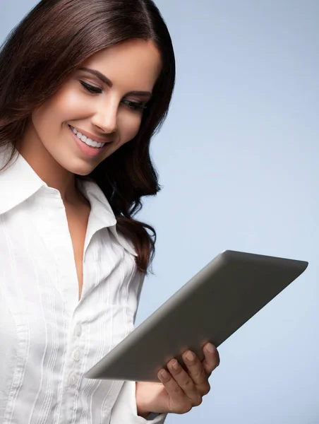 Geschäftsfrau mit No-Name-Tablet-PC, über grau — Stockfoto
