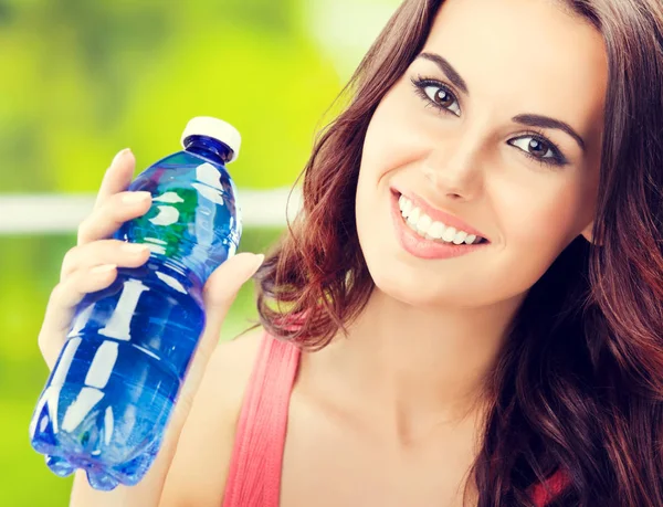 Νεαρή γυναίκα ευτυχισμένη με μπουκάλι νερό — Φωτογραφία Αρχείου