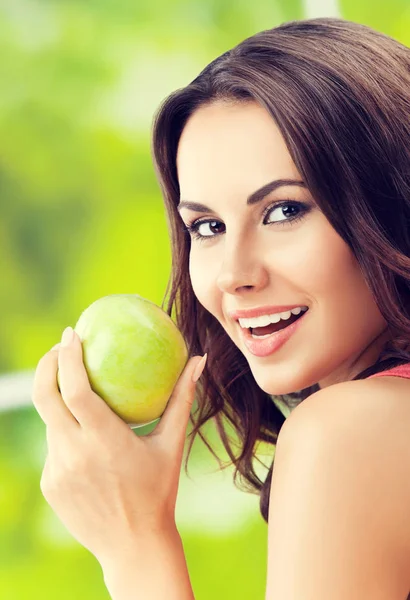 Mulher sorridente com maçã verde — Fotografia de Stock