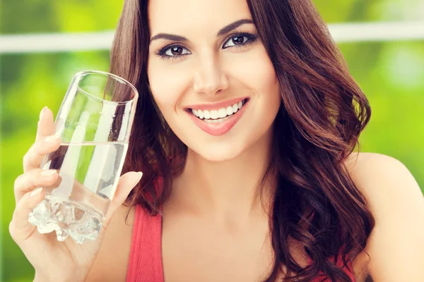 Giovane donna felice con un bicchiere d'acqua — Foto Stock