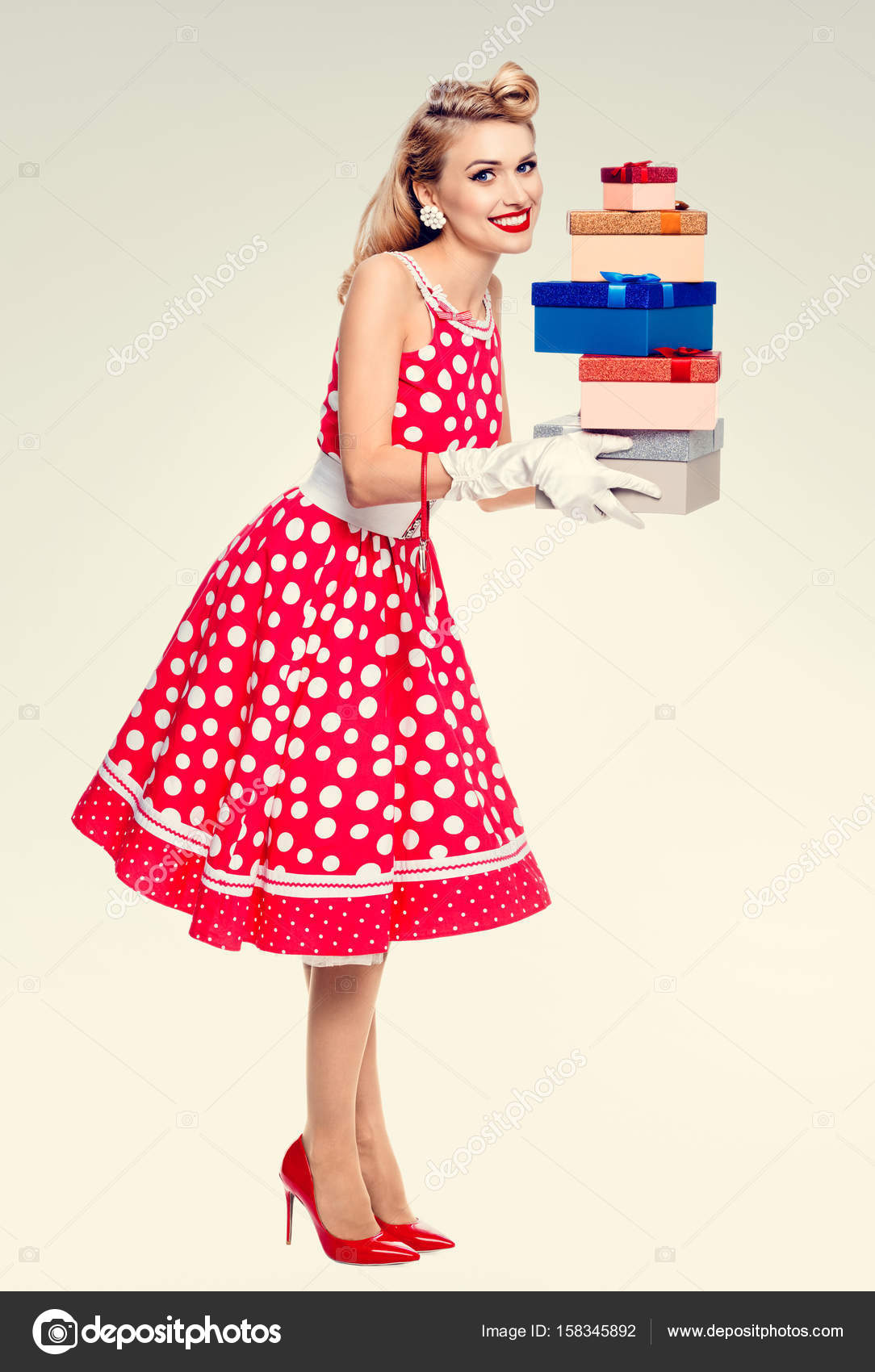 Cuerpo completo de mujer en estilo pin-up vestido rojo con cajas de regalo:  fotografía de stock © g_studio #158345892