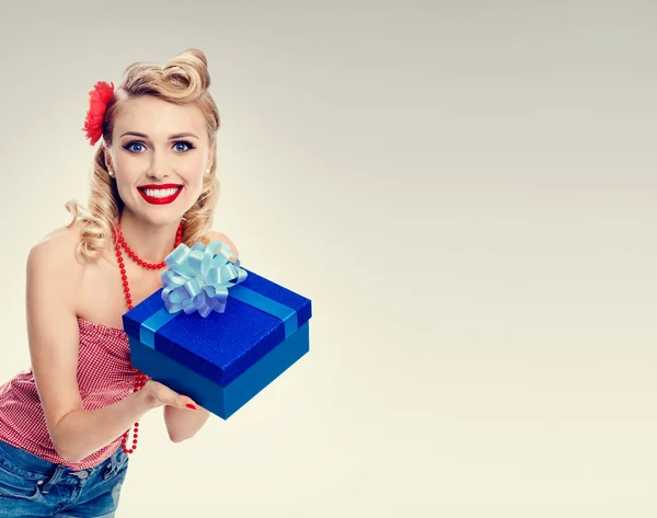 Frau im Pin-up-Stil mit Geschenkbox — Stockfoto