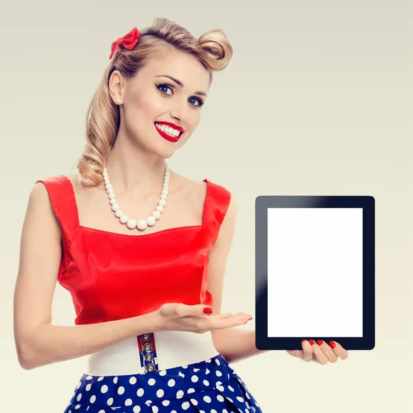 Donna, mostrando vuoto senza nome tablet pc monitor, con copyspace — Foto Stock