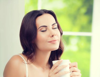 kahve veya çay, evde içme kadın