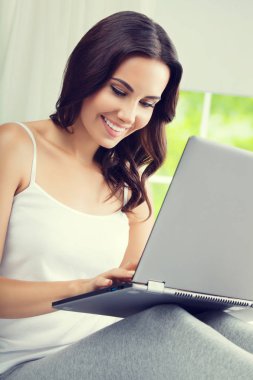 neşeli laptop, evde kullanma