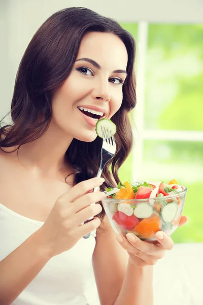 Beautiful woman eating salad, indoor — Stock Photo, Image