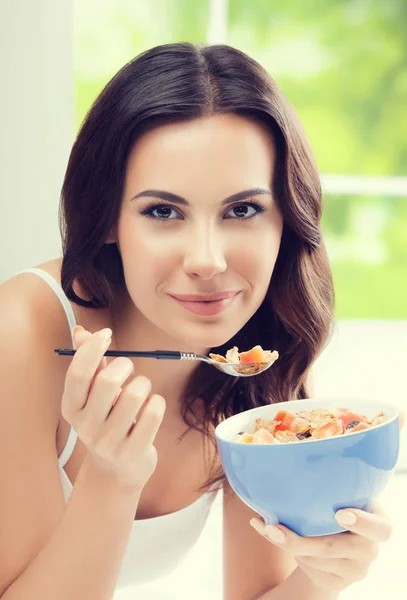 Vrolijke mooie jonge vrouw eten mousseline — Stockfoto