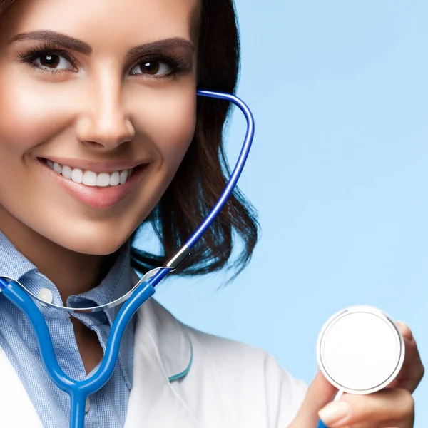 Medico con stetoscopio in mano, su blu — Foto Stock