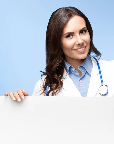 Médico mostrando placa em branco com copyspace — Fotografia de Stock