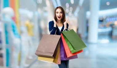 Shoppi, alışveriş torbaları ile casual giyim güzel kadın