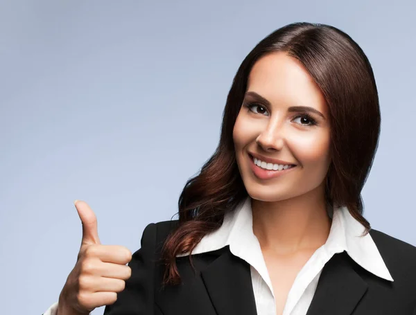 Mujer de negocios mostrando letrero en blanco en gris — Foto de Stock