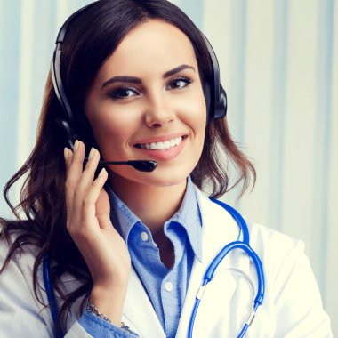 Gülümseyen kadın doktor ofisinde kulaklık